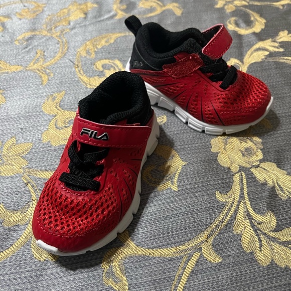 Child Fila shoes like new - Picture 3 of 5